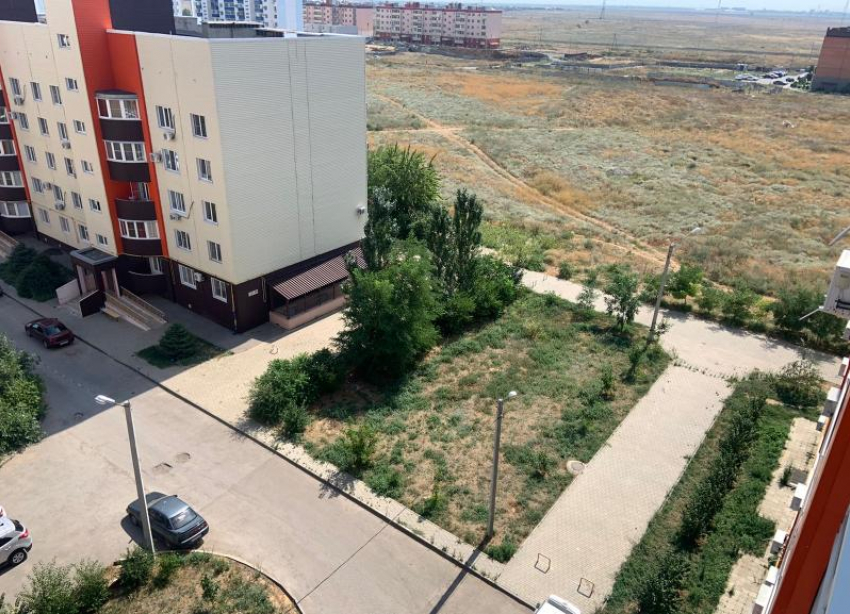 «Мам, мне страшно идти»: 38 микрорайон зарос травой в Волжском