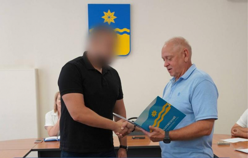 В Волжском наградили полицейского, спасшего мужчину на ГЭС