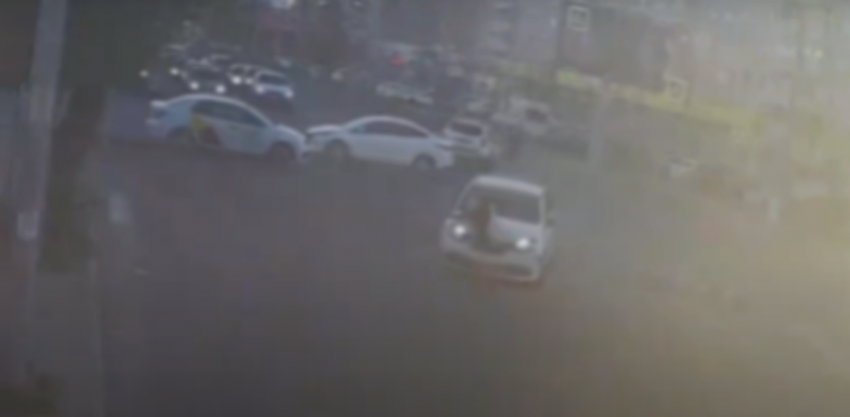 Иномарка сбила женщину на пешеходном переходе: видео
