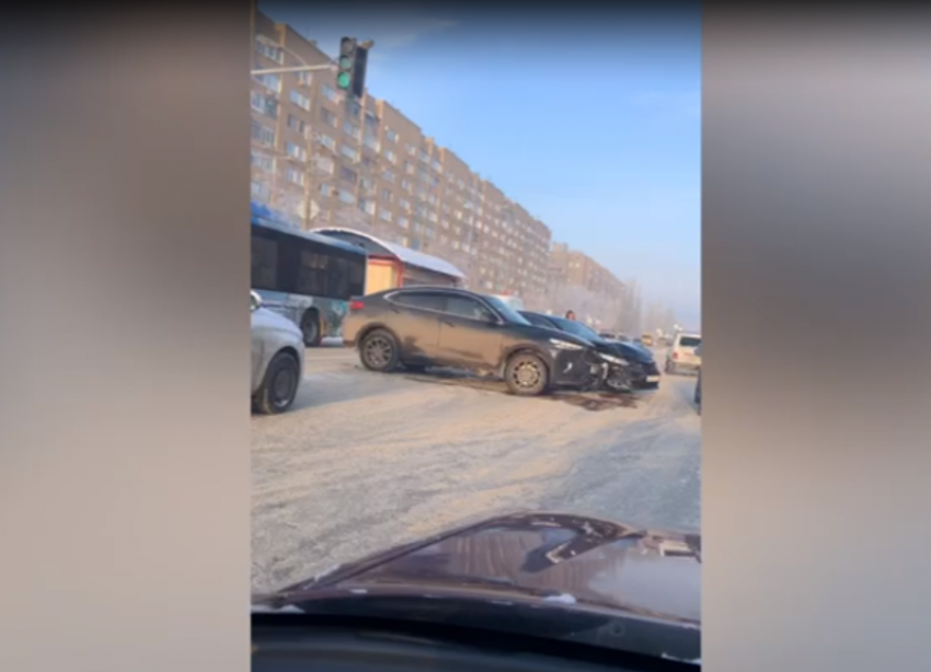 Утренняя авария на перекрестке в Волжском попала на видео