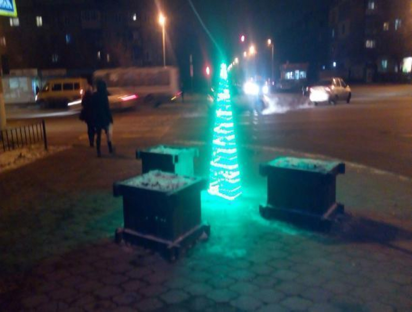 Елку-инопланетянку приметили на улицах Волжского 
