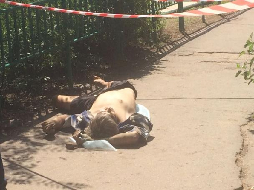 На тротуаре в Волжском обнаружили труп полуголого мужчины