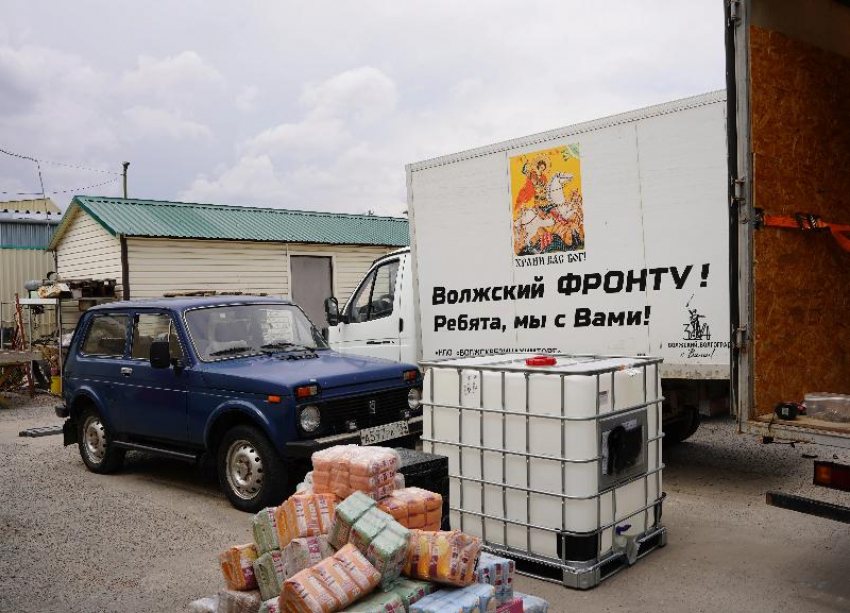 Подростки помогают собирать гуманитарную помощь в Волжском