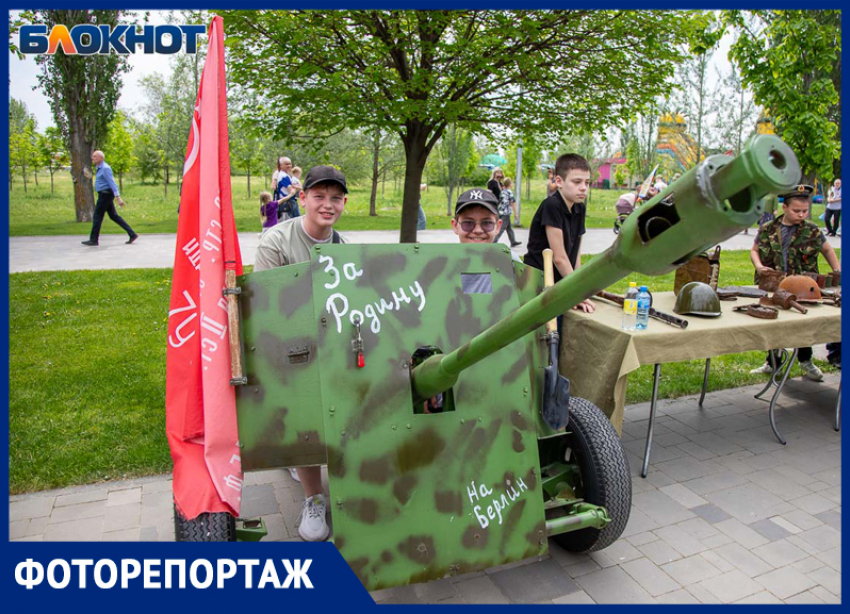 Волжский встретил День Победы праздником в парке, «Катюшей» в автобусе и гигантским Знаменем Победы на главной площади