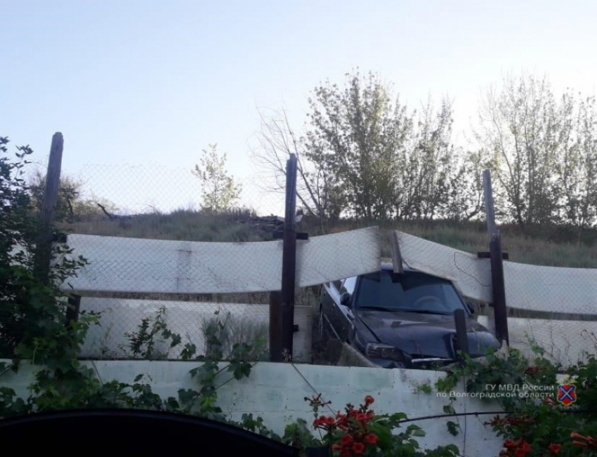 «Забыл поставить на ручник»: в Волжском автомобиль въехал в дачный забор