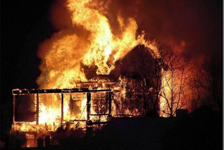 В подожженном доме едва не погибли двое волгоградцев