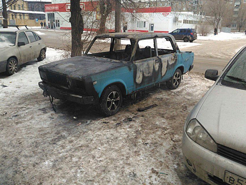 Пироманы сожгли ночью авто во дворе многоэтажки в Волжском