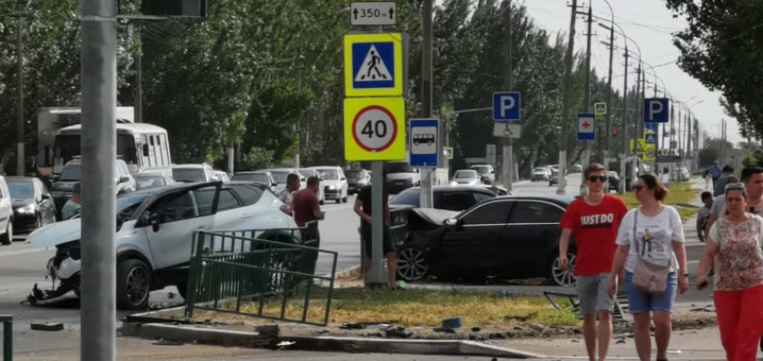 Две иномарки столкнулись у остановки в Волжском: едва не передавили людей