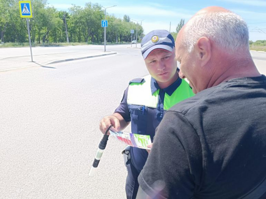 В Волжском серьезно поговорили с водителями о безопасности летом