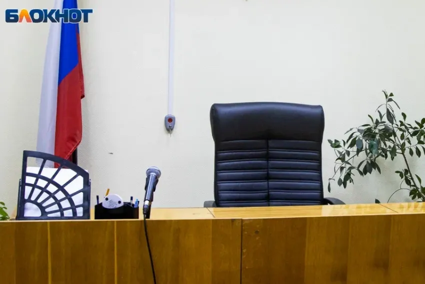 В Волгоградской области директор УК оставил сотрудников без зарплаты, потратив деньги на себя