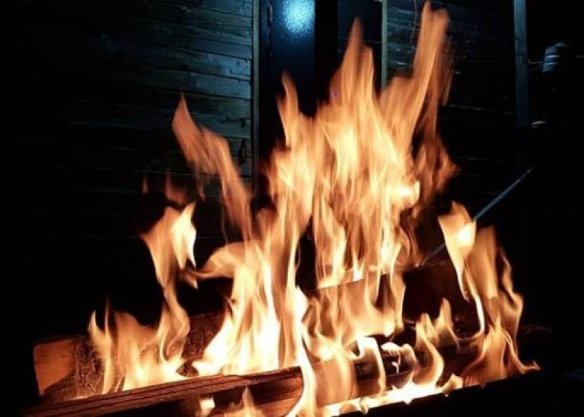 Замыкание проводки привело к пожару в бане в Волжском