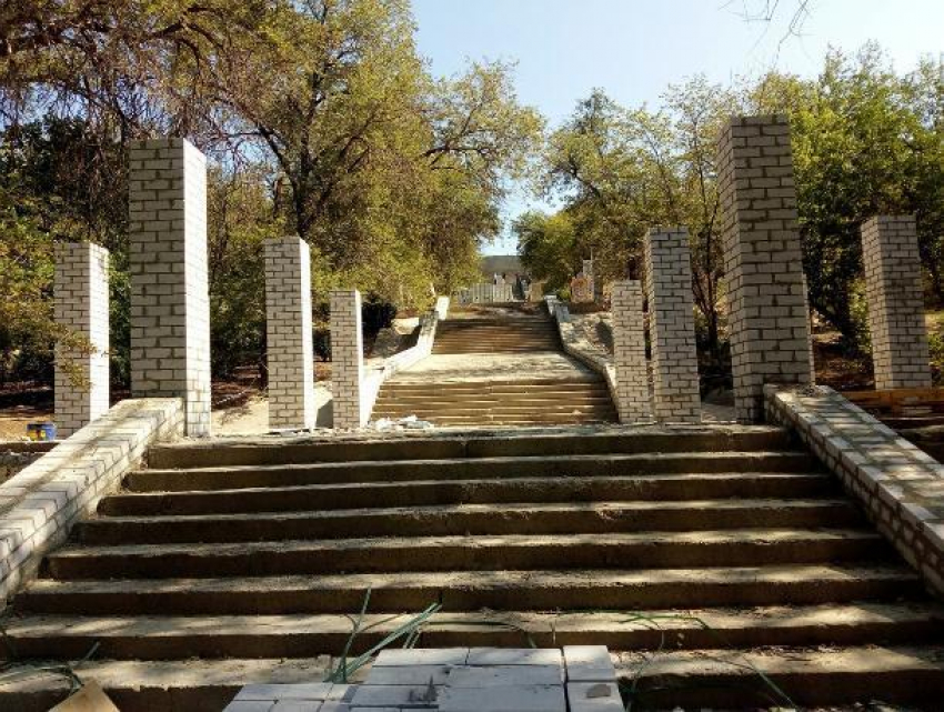 В Волжском завершили штукатурные работы на легендарном спуске к Ахтубе