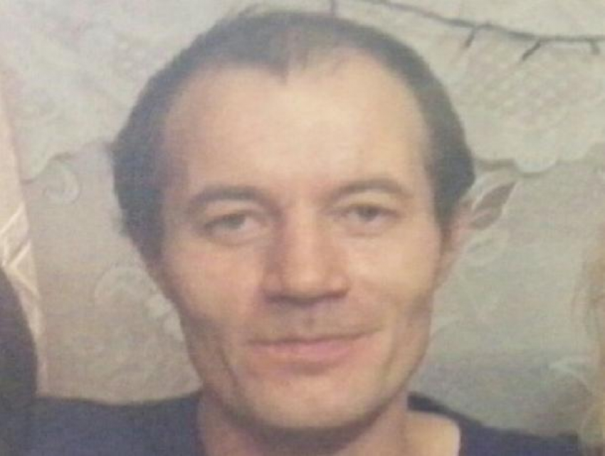 На остановке в поселке Металлург бесследно пропал 42-летний Виктор Архипов