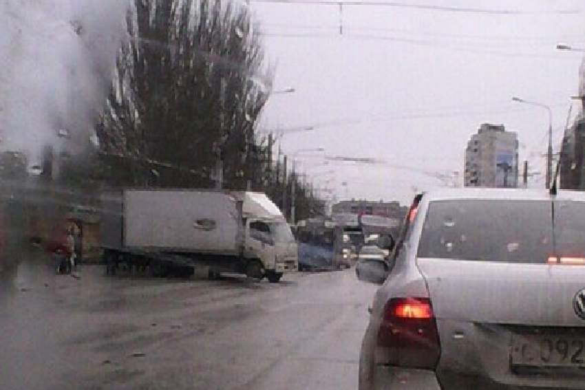 На севере Волгограда грузовик столнулся с маршруткой