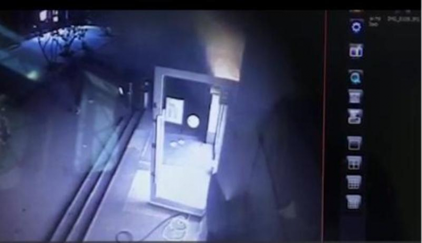2 рецидивиста пытались вскрыть банкомат, но не смогли и убежали в Волгограде: видео