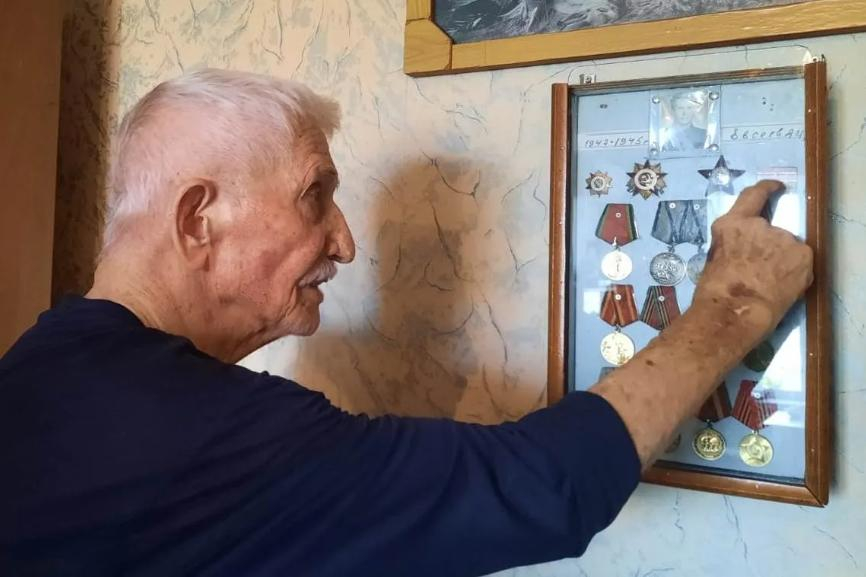 В Волжском со 100-летним юбилеем поздравили ветерана ВОВ Александра Евсеева