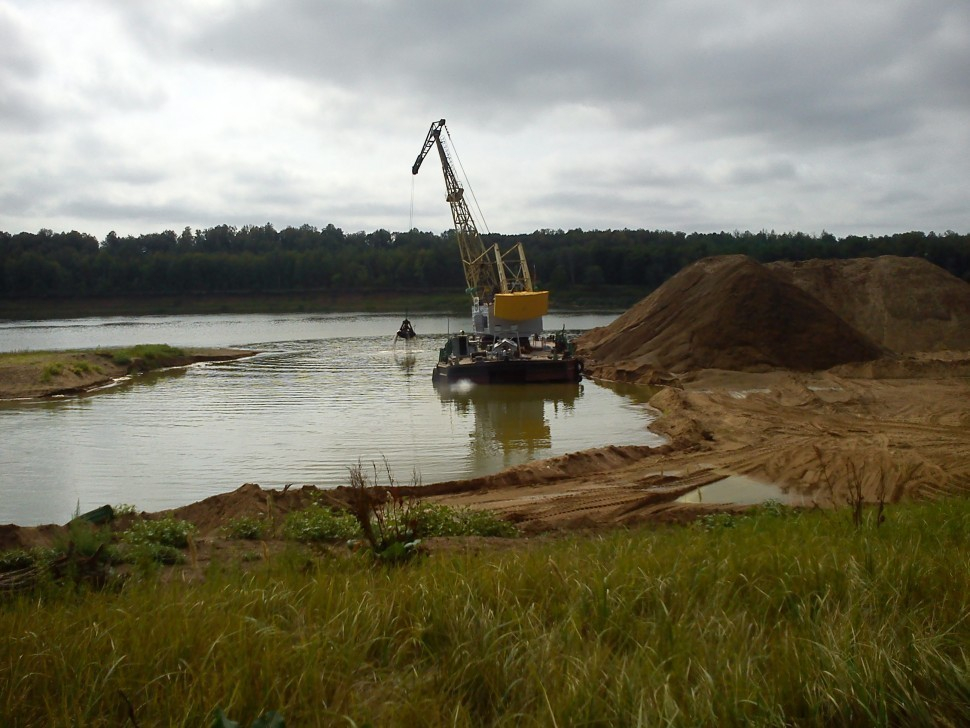 В Волжском остановили работу предприятия незаконно добывающего песок из Ахтубы