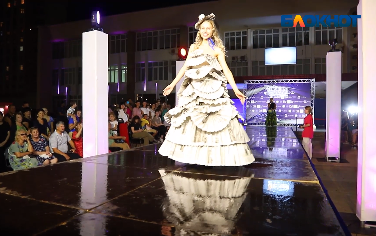Платье из пластика и костюм из фольги: Необычный экокарнавал прошел в Альметьевске