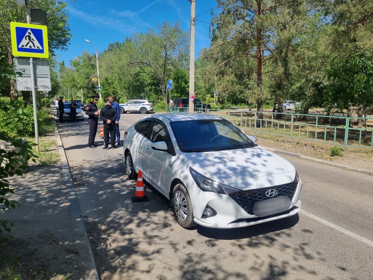 Двух детей сбили на пешеходном переходе у школы в Волжском: фото