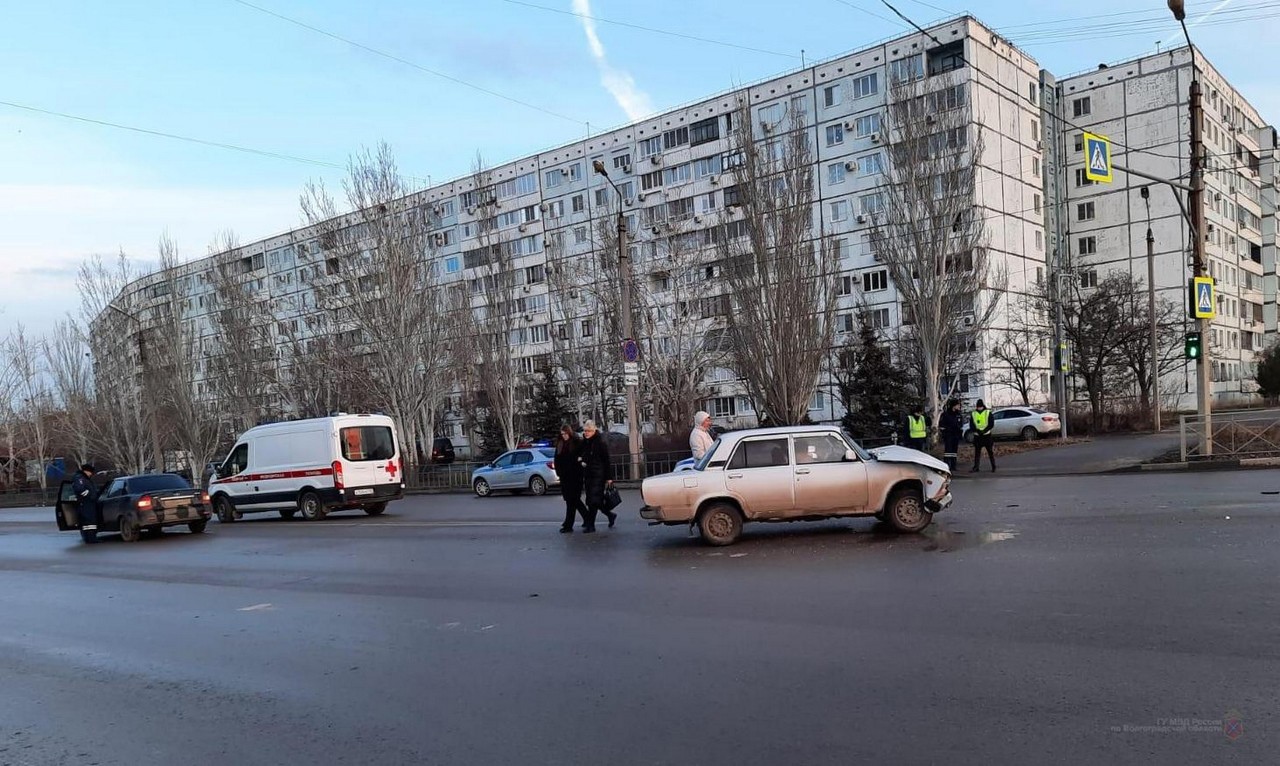 На видео попала страшная авария с пострадавшей на перекрестке в Волжском