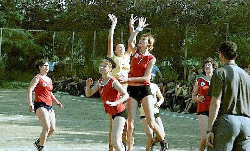 Женщины играют в баскетбол. Дата съемки: 1967 год. Автор Всеволод Тарасевич. Источник - МАММ / МДФ. Место съемки - Волгоградская обл., г. Волжский. Фото с сайта «История России в фотографиях».