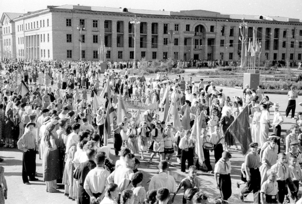 1957 г. Фестиваль молодежи - строителей Сталинградской ГЭС. Источник - Муниципальное учреждение «Волжский музейно-выставочный комплекс».