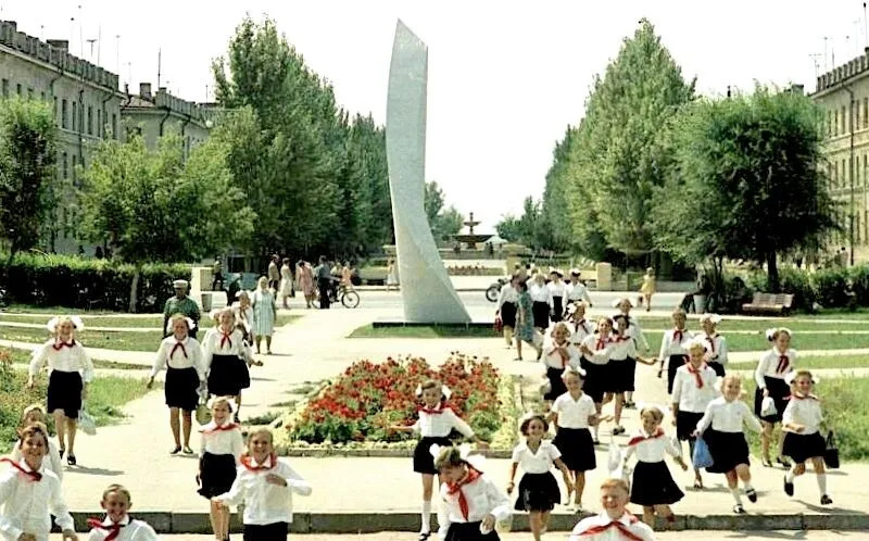 Пионеры на Комсомольской площади. Дата съемки: 1967 год. Автор Всеволод Тарасевич. Источник - МАММ / МДФ. Место съемки- Волгоградская обл., г. Волжский. Фото с сайта «История России в фотографиях»