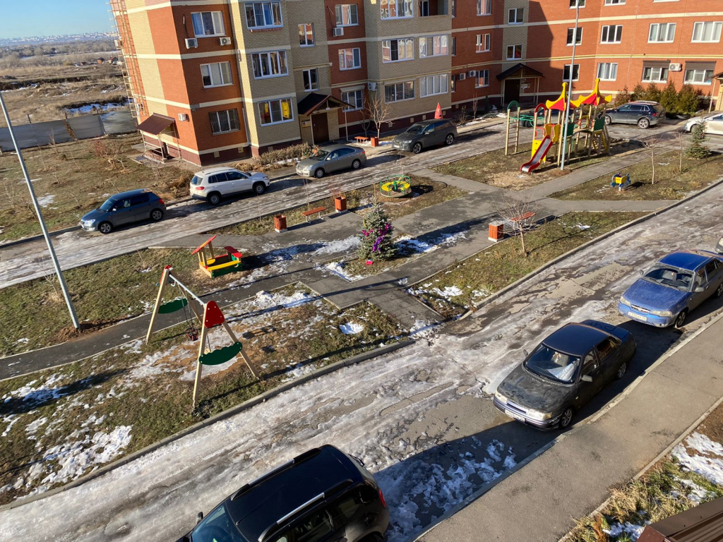 Рухнет вместе с людьми»: в Волжском разваливается новый дом в центре города