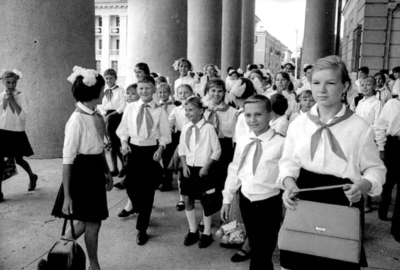 Пионеры у Дворца культуры. Дата съемки: 1967 год. Автор Всеволод Тарасевич. Источник - МАММ / МДФ. Место съемки- Волгоградская обл., г. Волжский. Фото с сайта «История России в фотографиях».
