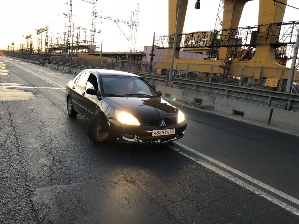 В Волжском на мосту иномарка попрощалась с колесом