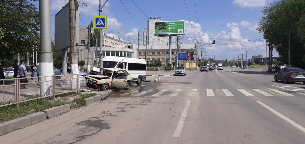 Раненые в волгограде. Авария в Волгограде автобус. Авария на рабочем проспекте. Авария на перекрестке Дегтярева Волгоград.