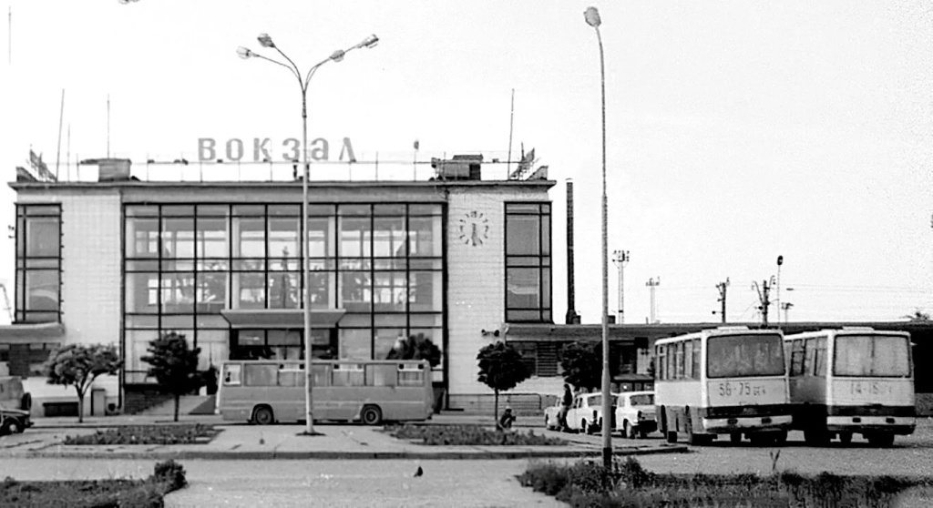 Август 1979 г. Фрагмент панорамы привокзальной площади. Волгоградская область, Волжский. Источник - сайт «Ретроспектива среды обитания человечества»